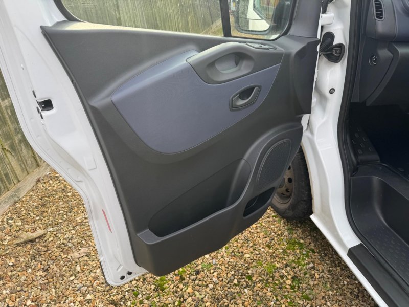 VAUXHALL VIVARO