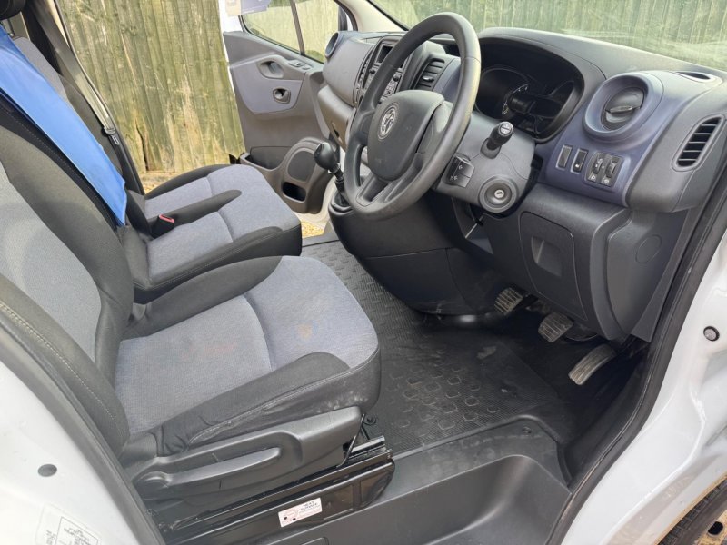 VAUXHALL VIVARO